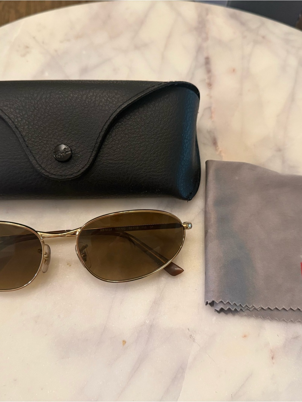 Rayban oval shades in Arista
